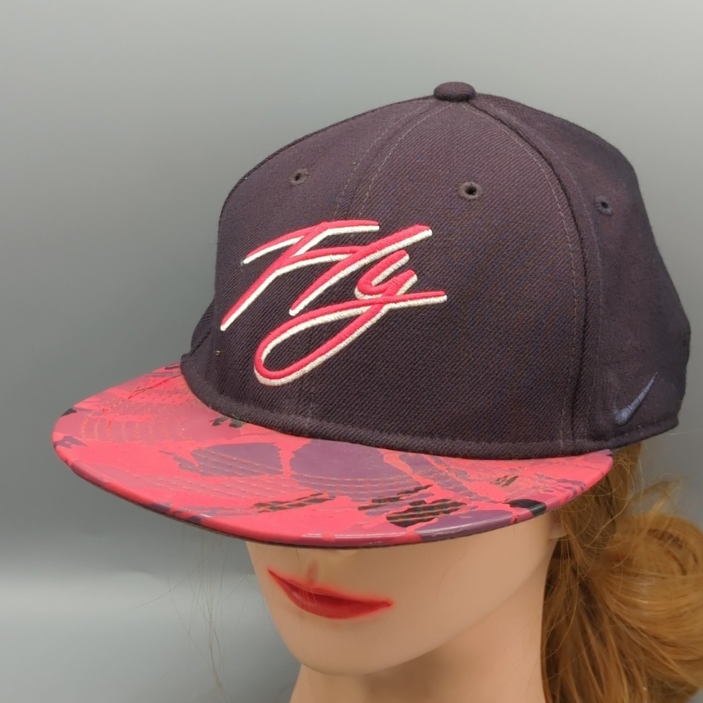 Nike Fly Script strapback Hat Flat Brim Red Black Graphic Camo Nike True OSFM